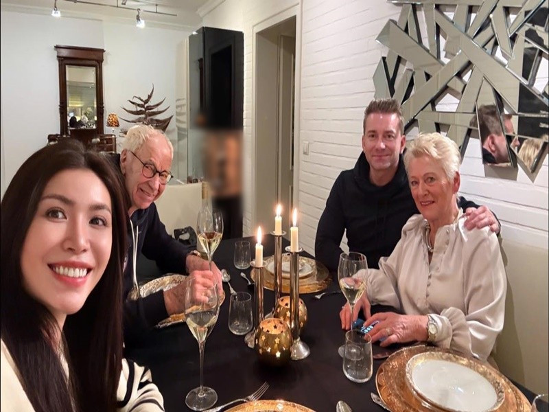 Minh Tú rất thân thiết với gia đình chồng. Chia sẻ với Đời Sống Pháp Luật, nữ người mẫu cho biết mỗi lần về quê chồng, cô thường cùng gia đình đạp xe dạo phố, uống cà phê và đi câu cá.