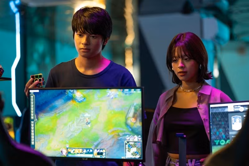 Thế hệ kỳ tích có tên cũ là Bà đừng buồn con. Bộ phim kể về Tiến - mồ côi cha mẹ từ nhỏ, cậu thiếu niên sống cùng bà nội nơi phố cổ Hà Nội – phải học cách trưởng thành giữa nghèo khó, để rồi từ tình thương bà cháu tìm thấy nghị lực và khát vọng bước vào đời. Ảnh: Báo Pháp Luật.