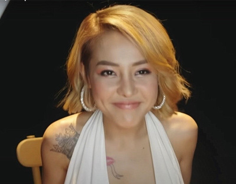 Theo Vietnamnet, trong cuộc thi ăn được phát trực tiếp, nhân vật Emi của Ngân 98 thấy sắp thua nên tự đổ nước lên người rồi tuột váy, để câu kéo người xem tặng hoa, quà. Kết quả, Emi vẫn thua Trúc. Ảnh: Vietnamnet.