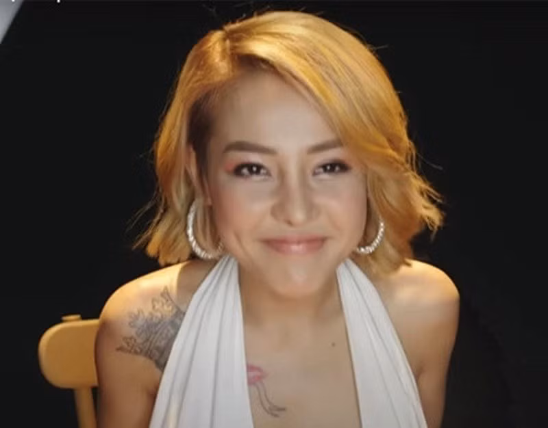 Theo Vietnamnet, trong cuộc thi ăn được phát trực tiếp, nhân vật Emi của Ngân 98 thấy sắp thua nên tự đổ nước lên người rồi tuột váy, để câu kéo người xem tặng hoa, quà. Kết quả, Emi vẫn thua Trúc. Ảnh: Vietnamnet.