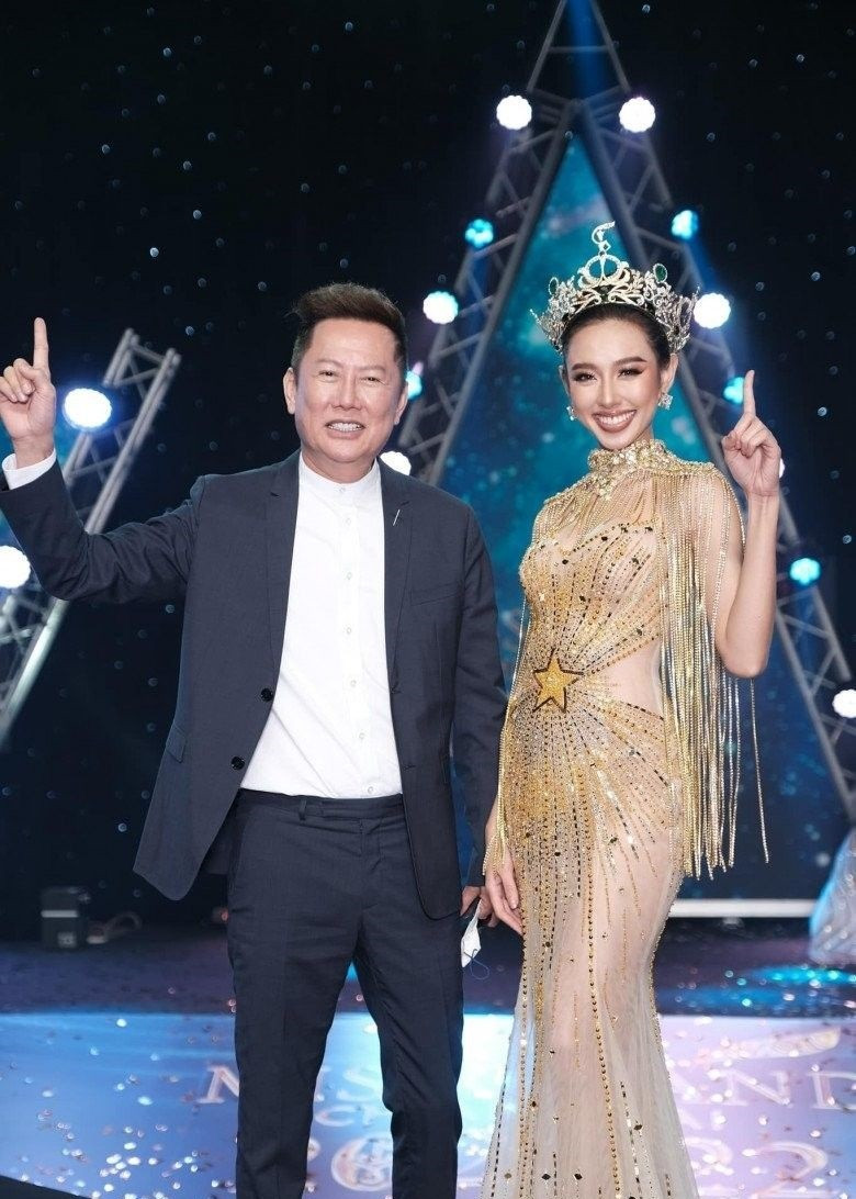 Sau đó, Hoa hậu Thùy Tiên nhận sai vụ gỡ danh hiệu. Dân Việt dẫn lời nàng hậu: “Tôi đang cài đặt lại Instagram và nghĩ rằng mình sẽ thay vào hồ sơ một câu nói hay nào đó để thể hiện bản thân. Nhưng vì chưa nghĩ ra nên tôi bỏ trống và đi làm việc khác. Ban đầu, tôi thấy chuyện này cũng bình thường vì Instagram được xem như một trang cá nhân, có nhiều người cũng để trống. Sau đó, tôi mới nhận ra là mình vô tư quá và lập tức xin lỗi”. Ảnh: Người Đưa Tin.