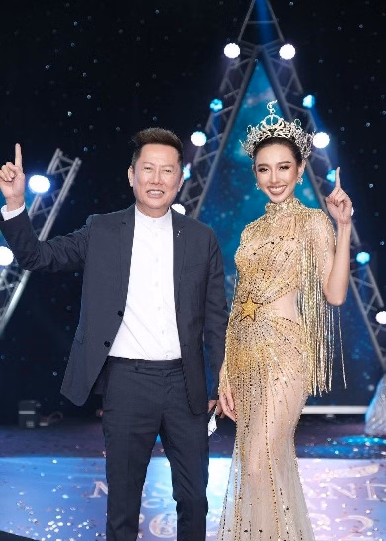 Sau đó, Hoa hậu Thùy Tiên nhận sai vụ gỡ danh hiệu. Dân Việt dẫn lời nàng hậu: “Tôi đang cài đặt lại Instagram và nghĩ rằng mình sẽ thay vào hồ sơ một câu nói hay nào đó để thể hiện bản thân. Nhưng vì chưa nghĩ ra nên tôi bỏ trống và đi làm việc khác. Ban đầu, tôi thấy chuyện này cũng bình thường vì Instagram được xem như một trang cá nhân, có nhiều người cũng để trống. Sau đó, tôi mới nhận ra là mình vô tư quá và lập tức xin lỗi”. Ảnh: Người Đưa Tin.