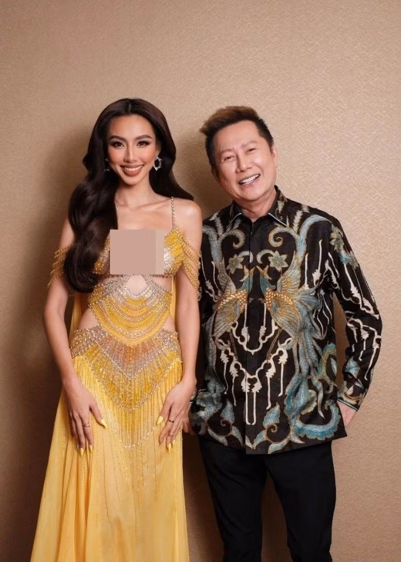 Ông Nawat và Thùy Tiên từng có mối quan hệ thân thiết. Sau khi Thùy Tiên đăng quang Hoa hậu Hòa bình Quốc tế 2021, "ông trùm hoa hậu" luôn dành lời khen ngợi cho nàng hậu. Ảnh: FB Thùy Tiên.