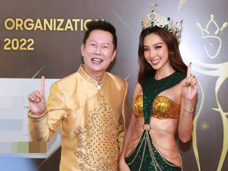 Ông Nawat nhắn nhủ dàn thí sinh Miss Grand Thailand 2022 noi gương Thùy Tiên. VOV dẫn lời “ông trùm hoa hậu”: “Các em phải tự tìm cơ hội cho bản thân mình. Thấy Tiên không? Tiên cũng từng trượt top ở một cuộc thi khác, nhưng sau này lại là người chiến thắng của Miss Grand International. Thế nên, sự cố gắng chưa bao giờ phụ lòng bất cứ ai. Và Tiên nói tiếng Anh tốt lắm, Tiên đi Latin với tôi, Tiên nói chuyện được với tất cả mọi người. Đến mức tôi cảm thấy mình không cần phải chuẩn bị gì thêm cho Tiên. Tiên thông minh lắm”. Ảnh: Tiền Phong.