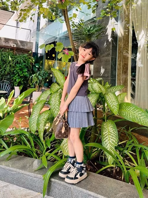 “Chỉ có thể nói là giống tôi. Ai hỏi cũng nói giống mẹ nhưng mà mẹ sửa mũi nên nhìn mẹ xinh hơn. Để coi Kem lớn thêm tý nữa, xem ai còn dám nói mẹ sửa mũi nữa không”, Hải Băng cho biết. Ảnh: FB Hải Băng.