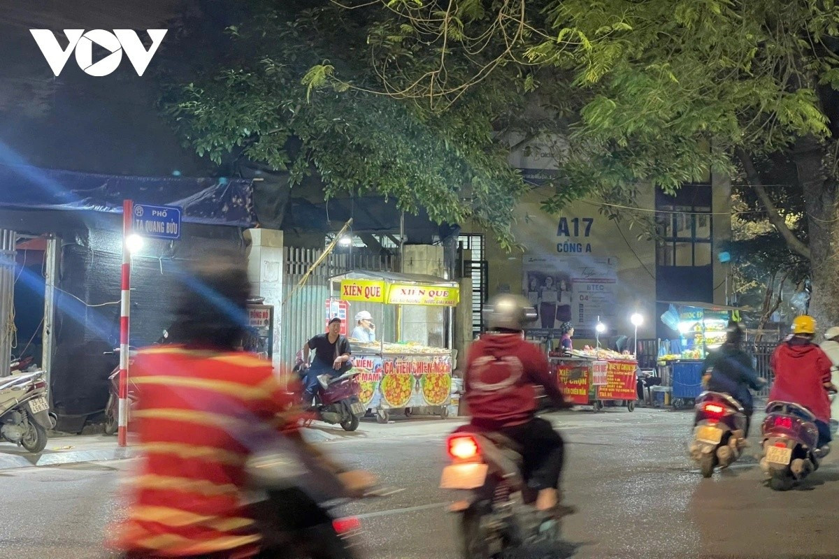 Trên trục đường Tạ Quang Bửu, khu vực tập trung nhiều trường đại học, cao đẳng và đông sinh viên, sau vài ngày vắng bóng, các hàng quán vỉa hè, hàng rong đã quay trở lại.