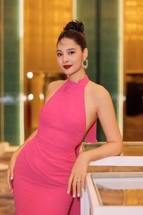 Ở tuổi 38, từng 2 lần sinh nở, Hương Giang vẫn giữ được sắc vóc mặn mà. Ảnh: FB Hương Giang.