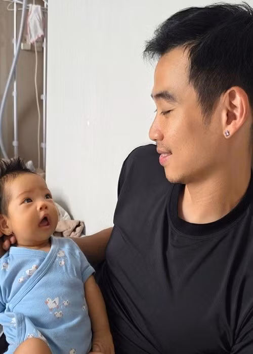 Đối với Tuấn Khôi, chỉ cần nghe con ê a là anh cảm thấy tràn đầy năng lượng cho một ngày mới. Ảnh: FB Tuấn Khôi.