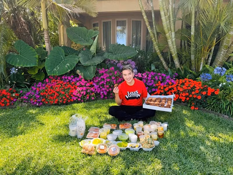 Năm 2019, nam ca sĩ khoe biệt thự ở Huntington Beach, California, Mỹ. Anh sống trong căn nhà này mỗi khi sang xứ cờ Hoa biểu diễn, thăm người thân, bạn bè. Ảnh: FB Đàm Vĩnh Hưng.