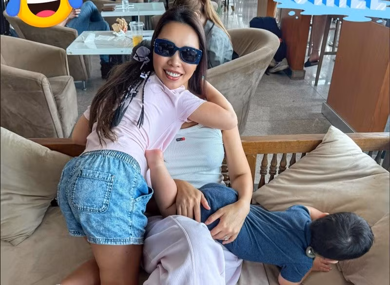 Nữ người mẫu cùng chồng con bắt chuyến bay kéo dài hơn 13 tiếng đồng hồ từ Việt Nam đến Anh. Ảnh: FB Hà Anh.