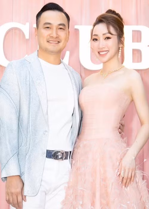 Chia sẻ trên Vietnamnet, Chi Bảo cho biết, trước đây, anh chưa bao giờ nghĩ rằng sẽ lấy một người vợ trẻ. Nam diễn viên nghĩ rằng khoảng cách tuổi tác không là vấn đề nếu cả hai chấp nhận và dung hòa với nhau. Ảnh: Người Đưa Tin.