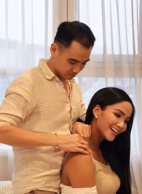 H'hen Niê còn chia sẻ, gần đây, Tuấn Khôi không rời cô nửa bước khi ở nhà.