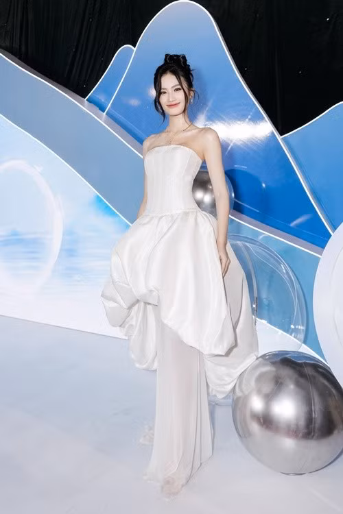 Nàng hậu tham gia các sự kiện giải trí ngay khi về nước. Ảnh: FB Ý Nhi.