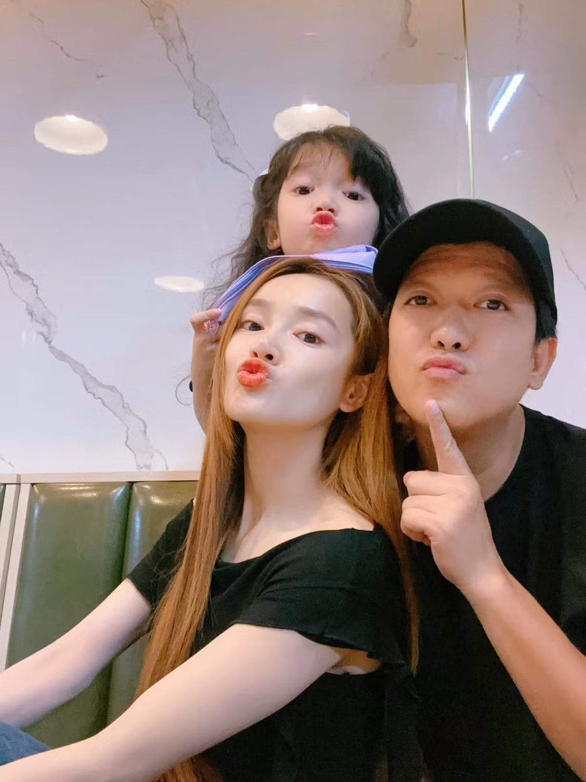 Trường Giang chơi với con cho Nhã Phương nghỉ ngơi. "Gia đình nào cũng vậy, bố chỉ lo vòng ngoài thôi, còn vòng trong phải có bàn tay tỉ mỉ, chu đáo của người mẹ", Trường Giang nói.