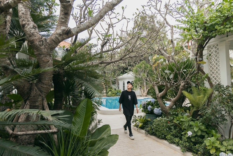 Đỗ Mạnh Cường vừa khoe không gian ngập tràn cây xanh của biệt thự riêng. Ảnh: FB Đỗ Mạnh Cường.