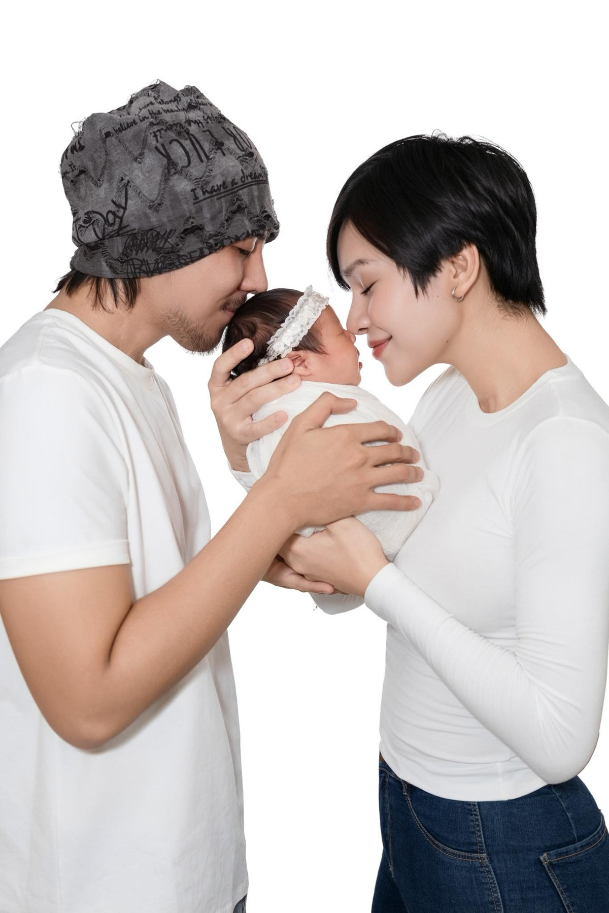 Cuối tháng 11/2025, người mẫu Lê Thu Trang và diễn viên Quang Sơn đón con gái đầu lòng Bamboo gia nhập tổ ấm. Ảnh: FB Quang Sơn.