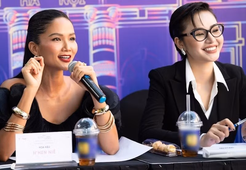 H'hen Niê kết hôn với nhiếp ảnh gia Tuấn Khôi còn Thu Trang làm đám cưới với diễn viên Quang Sơn. Ảnh: VOV.