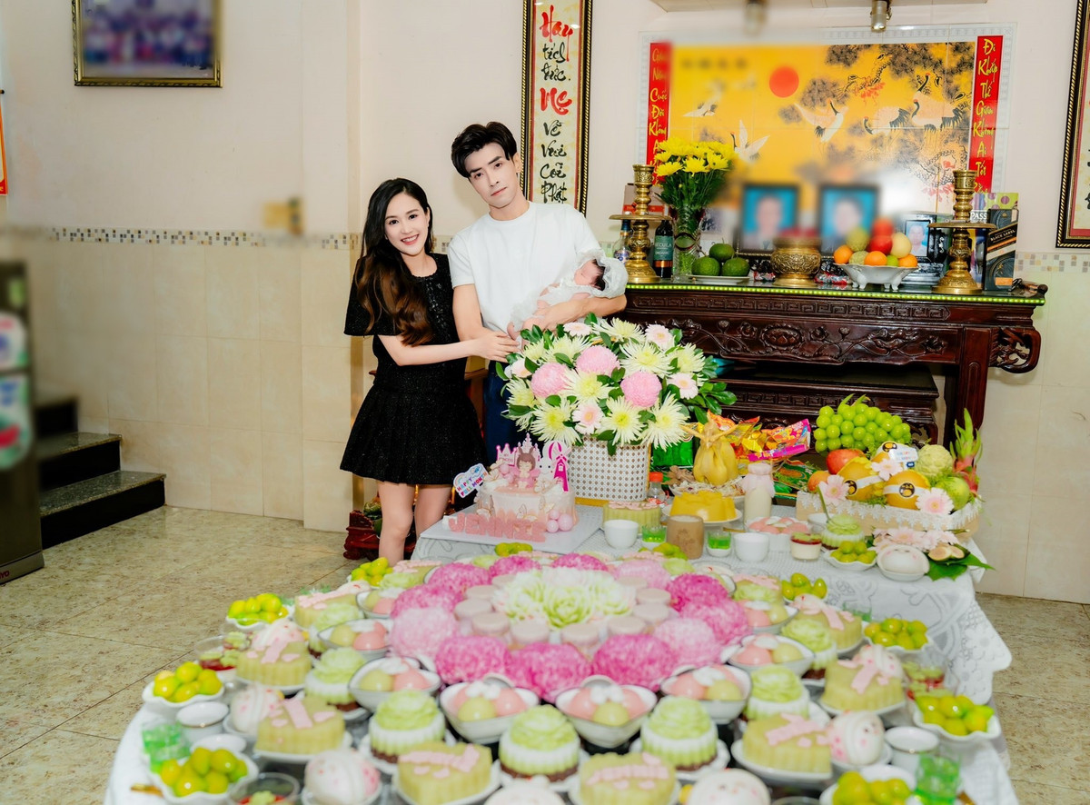 Trên trang cá nhân, nữ diễn viên Phương Hằng chia sẻ hình ảnh tiệc đầy tháng của con gái đầu lòng- bé Jennie. Ảnh: FB Phương Hằng.