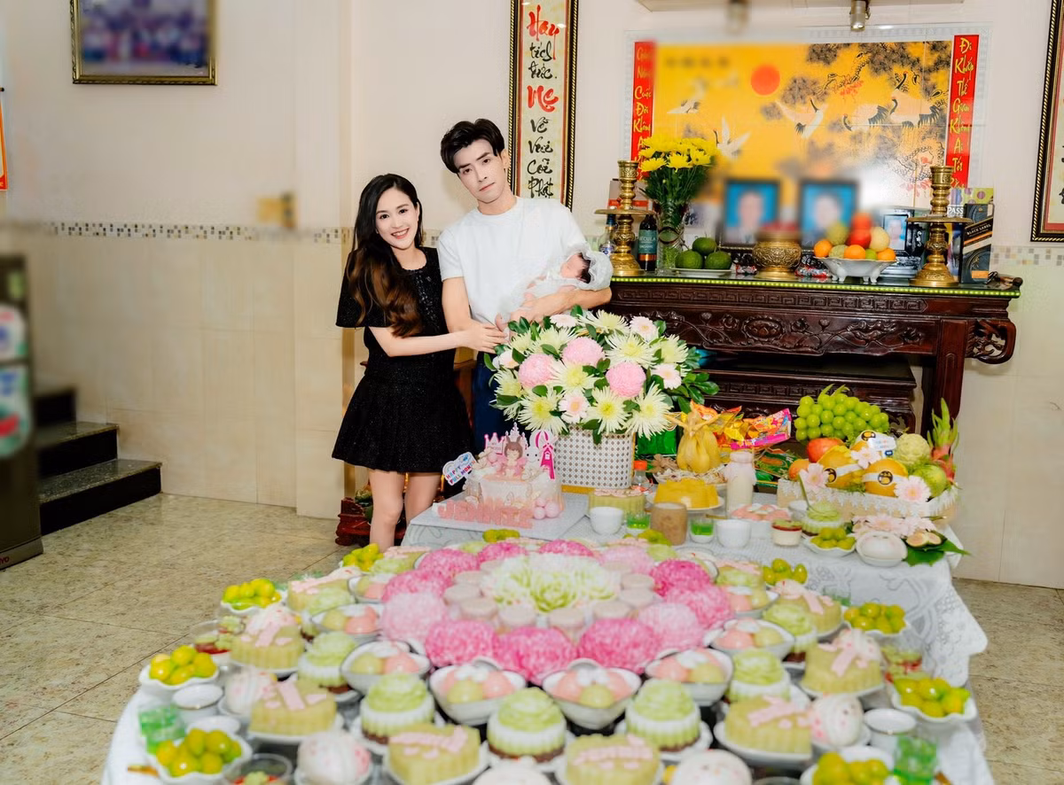 Trên trang cá nhân, nữ diễn viên Phương Hằng chia sẻ hình ảnh tiệc đầy tháng của con gái đầu lòng- bé Jennie. Ảnh: FB Phương Hằng.