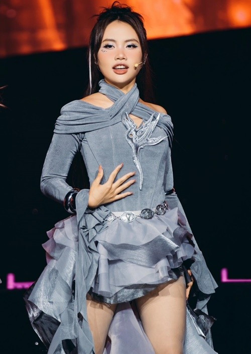 Trong tập 1 Em xinh say hi, Phương Mỹ Chi cùng các thành viên trong nhóm thể hiện ca khúc AAA. Ở tiết mục này, nữ ca sĩ khoe giọng hát ngọt như mía lùi. Nhóm của Phương Mỹ Chi giành chiến thắng trong tập 1. Ảnh: FB Phương Mỹ Chi.