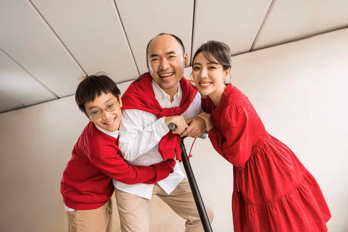 "Ngày Tết là thời gian để chúng ta cùng sum họp và nhìn lại 1 năm qua mình đã làm được những gì. Tết đến làm cho bao ký ức xưa cũ bỗng dưng ùa về với mình. Dĩ nhiên ăn Tết trong thời hiện đại khác với Tết của 10 năm hay 20 năm về trước nhưng có 1 điều sẽ không thay đổi đối với gia đình tôi đó là Tết thì cứ ở bên người thân, chỉ cần như vậy thôi là đủ vui và hạnh phúc rồi”, chồng Thu Trang bày tỏ.