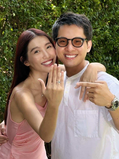 Trước thềm đám cưới, Quỳnh Châu viết trên trang cá nhân: “Cả hai thay phiên làm chỗ dựa cho nhau, nên chúng tôi hay đùa: Ai gặp sóng gió thì người kia sẽ thành lá chắn". Ảnh: FB Quỳnh Châu.