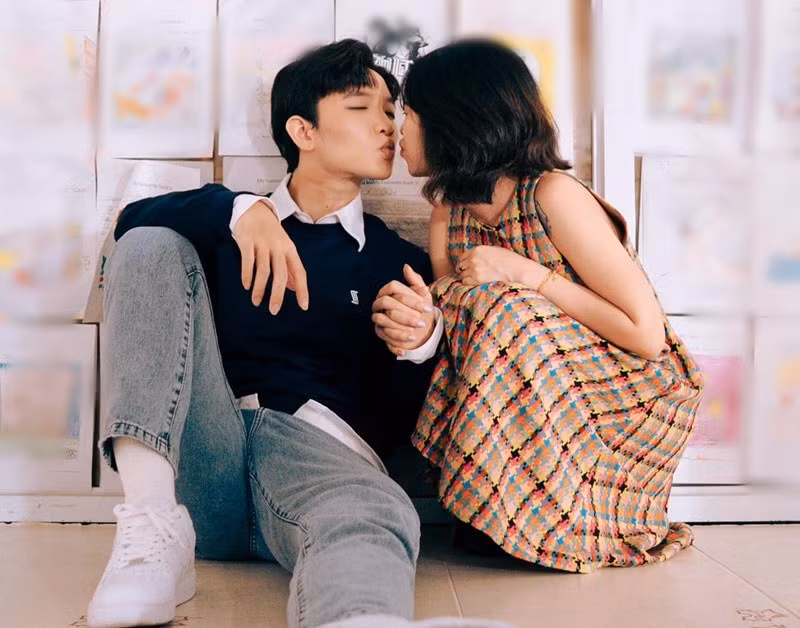 Một số bức ảnh ghi lại cảnh nam ca sĩ tựa sát, trao nụ hôn hay dành cho vợ ánh nhìn trìu mến. Bên cạnh đó là những khoảnh khắc đời thường như ngồi trò chuyện trước cửa nhà, cùng nhau đi chơi hay chụp ảnh kỷ niệm trong các chuyến đi.