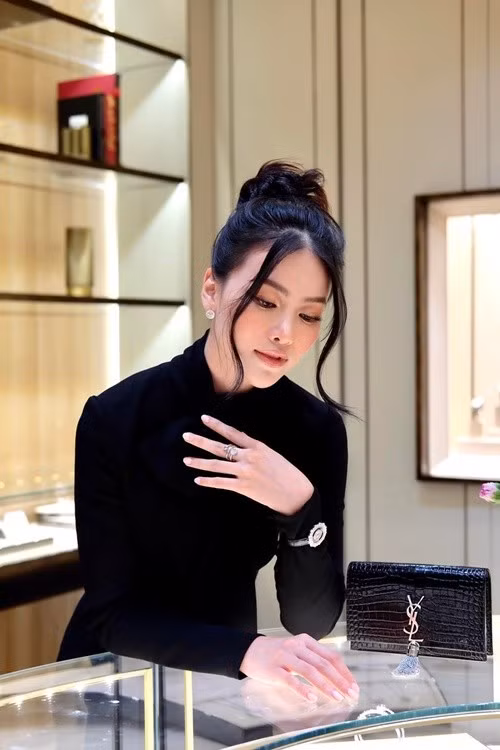 Người đẹp sử dụng trang sức đắt đỏ. Ảnh: FB Phương Khánh.