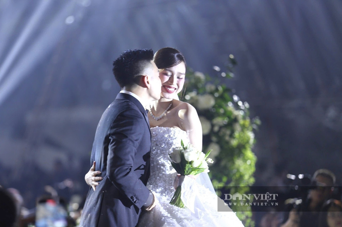 Viết Vương nhắn nhủ Đỗ Thị Hà: "Cảm ơn em xuất hiện trong cuộc đời anh và cho anh biết thế nào là tình yêu. Chúng ta cùng nhau cố gắng để tình yêu này không chỉ là những lời nói ngọt ngào, còn thể hiện qua từng hành động, sự sẻ chia, thấu hiểu mỗi ngày". Ảnh: Dân Việt.