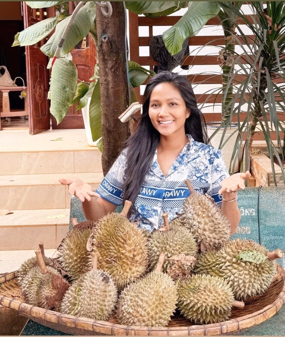 H'hen Niê thích ăn sầu riêng khi mang bầu. Ảnh: FB H'hen Niê.