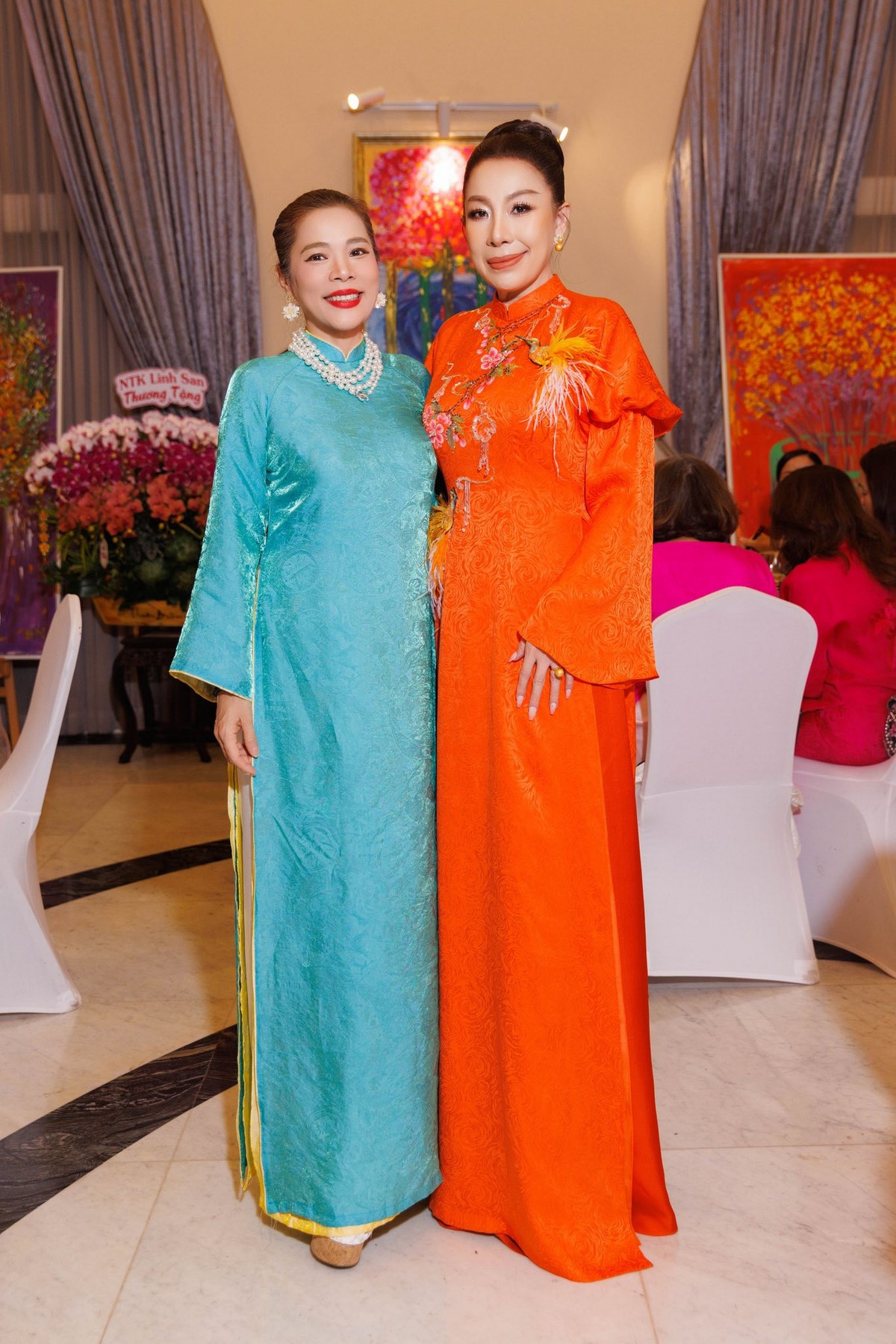 Nhiều khách mời tham dự tiệc tất niên tại nhà Giáng My lựa chọn trang phục áo dài truyền thống, góp phần tạo nên không khí Tết trang trọng, gần gũi. Ảnh: FB Linh San.