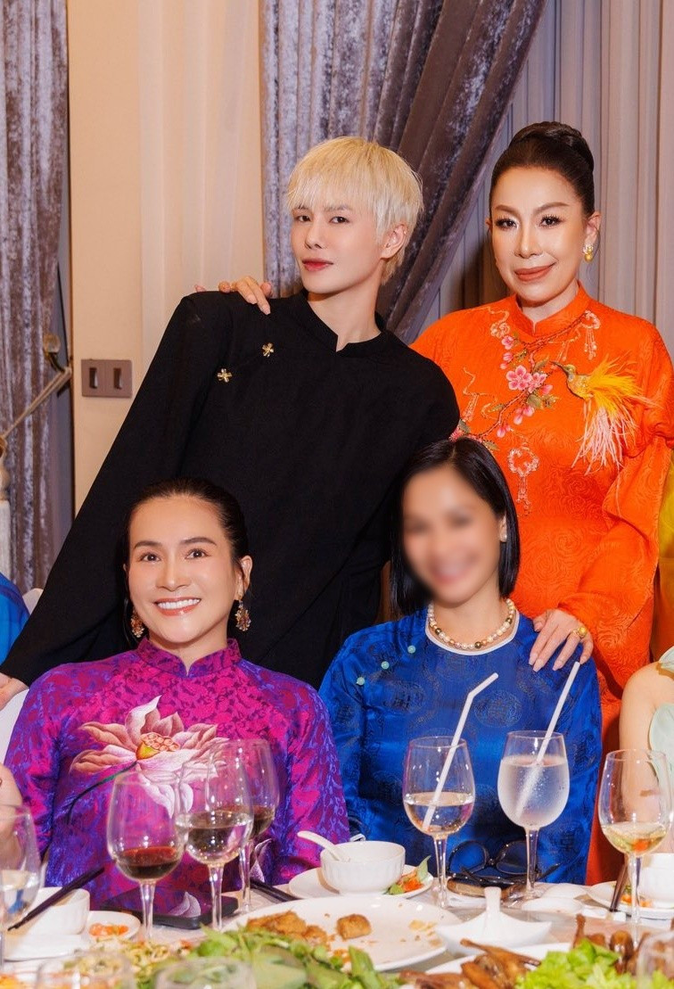 Người mẫu Hà Kino diện áo dài đen, bày tỏ niềm vui khi tham dự buổi tiệc tất niên chỉn chu, đong đầy tình cảm của gia đình Giáng My. Ảnh: FB Linh San.