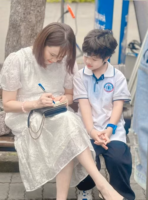 Bảo Nam tương tác, học thoại với diễn viên Hồng Diễm trong Trạm cứu hộ trái tim. Ảnh: Vietnamnet.