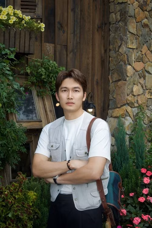 Đình Tú dí dỏm chia sẻ: "Ngoại hình không quan trọng. Vậy mà cô ấy chọn tôi?!". Ảnh: FB Đình Tú.