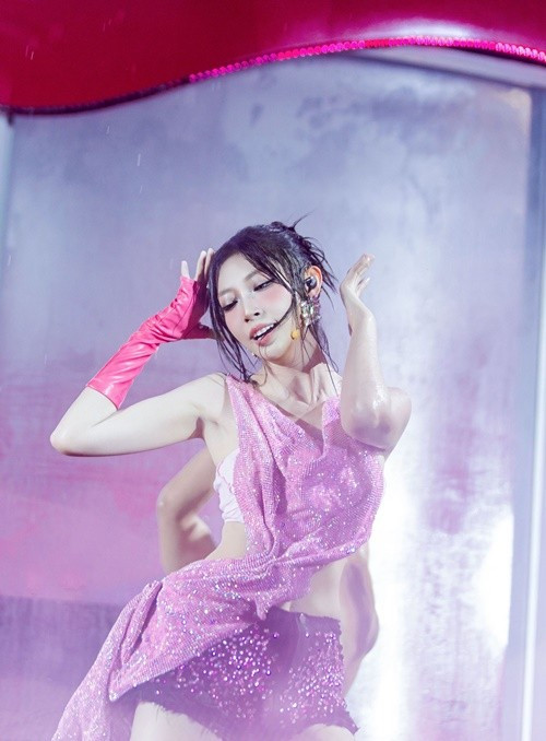 Các bài hát nổi bật của Khổng Tú Quỳnh gồm Tiệm bánh dâu tây, Xe buýt hai tầng, Vòng xoay ngựa gỗ, Từ trong ngày nắng, Cây lá và gió. Ảnh: Instagram Khổng Tú Quỳnh.