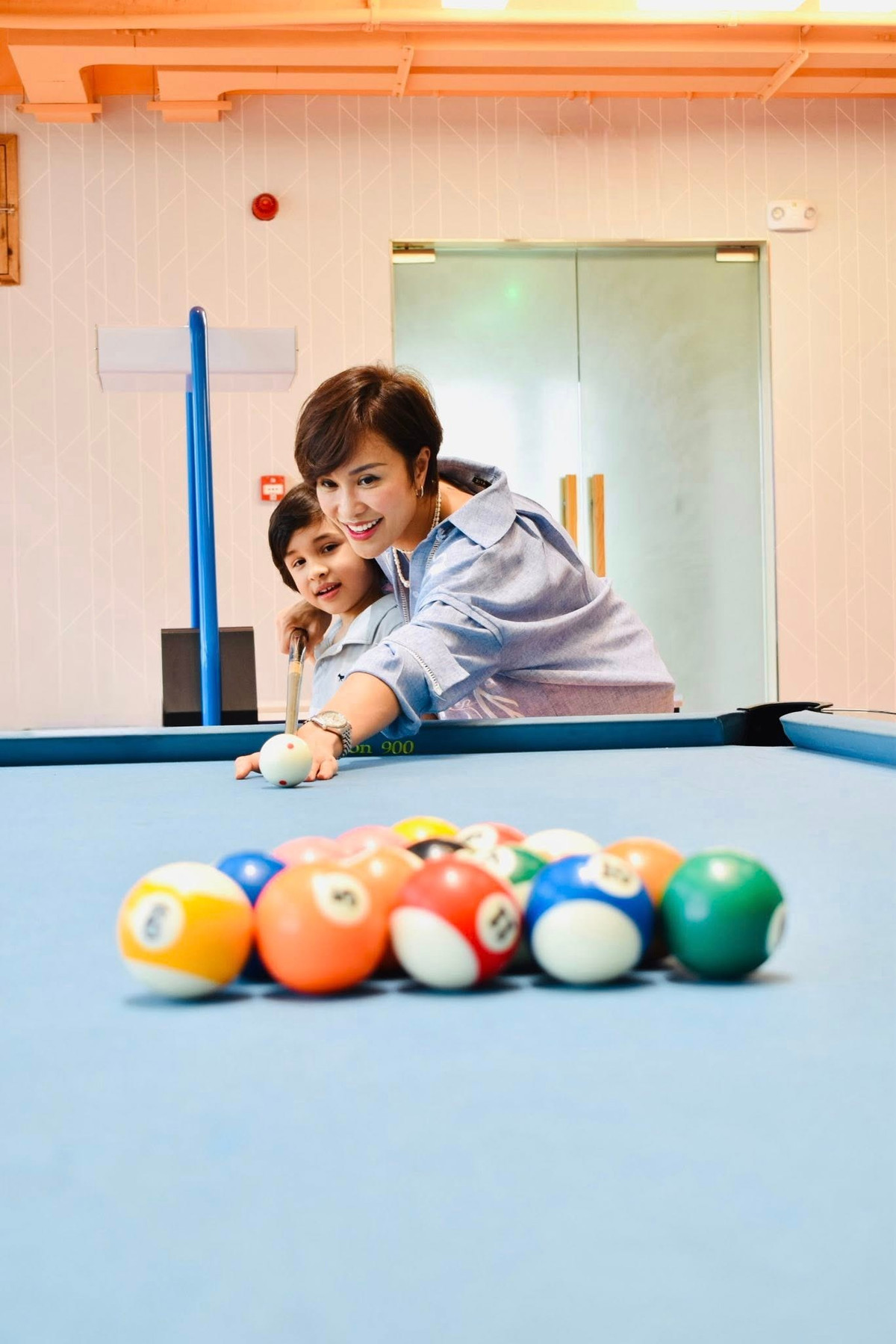 Phương Mai tiết lộ, con trai ở với cô luân phiên cách tuần. “Tôi đưa bé đi du lịch, cùng học đàn, hát, chơi thể thao, chăm mèo. Mọi thứ giữa 2 mẹ con rất hạnh phúc, không có nhiều thay đổi so với trước đây”, nữ MC trải lòng.