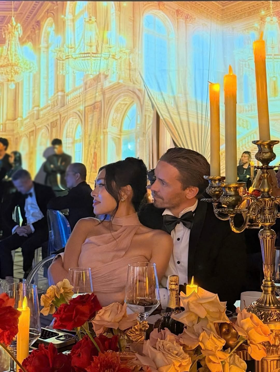 Nàng hậu đăng tải khoảnh khắc tình tứ bên người yêu trong đám cưới của cô bạn thân. Ảnh: Instagram Thảo Nhi Lê.