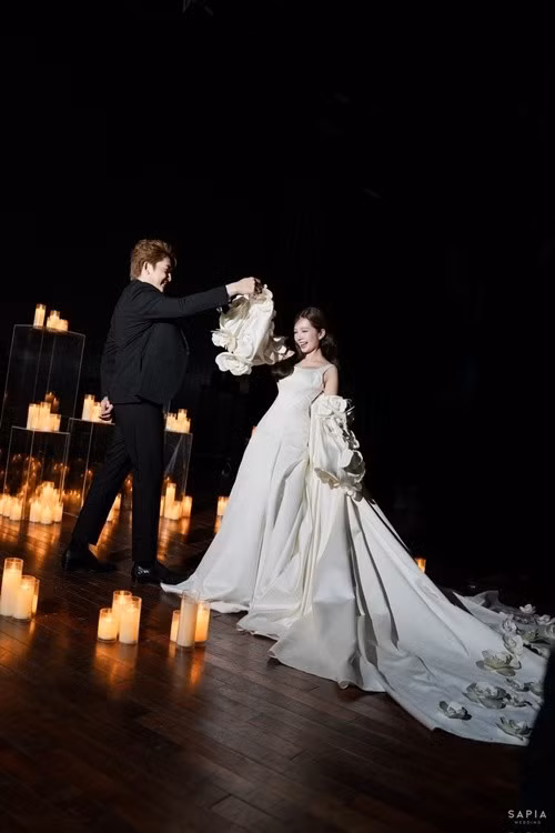 Đôi uyên ương thực hiện bộ ảnh cưới ở Nhà hát Kịch Hà Nội. Ảnh: FB Đình Tú.