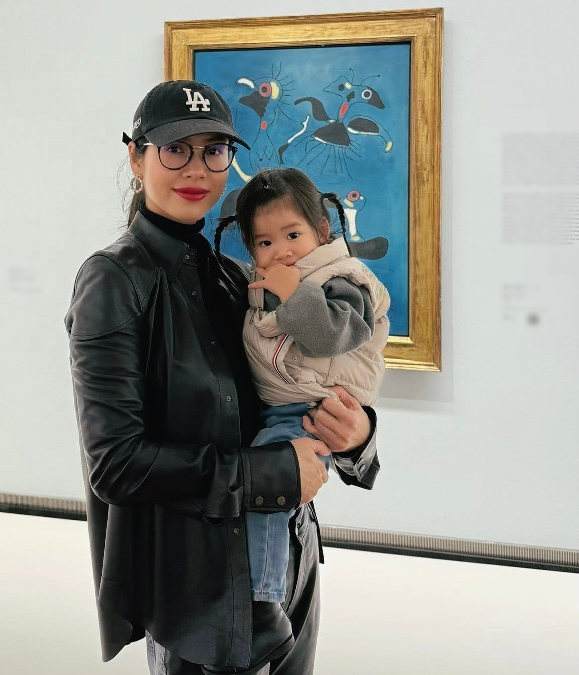 Hoàng My sống ở Áo cùng con gái trong ít năm qua. Trong ảnh, nàng hậu cùng bé Ayla đến một viện bảo tàng ở Vienna, Áo.