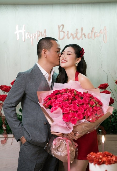 Tiệc sinh nhật của Hoa hậu Khánh Vân diễn ra ở nhà. Căn phòng được bày biện ấm cúng như một nhà hàng thu nhỏ, tất cả đều do chính tay Nguyễn Long - chồng Khánh Vân chuẩn bị. Từng món ăn, hoa tươi được sắp xếp chỉn chu trên bàn tiệc.