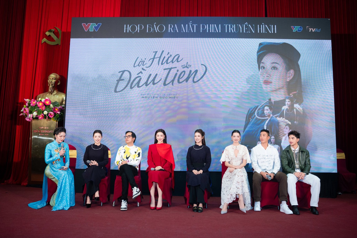 Trình Mỹ Duyên (thứ 5 bên trái) góp mặt trong buổi giới thiệu phim truyền hình Lời hứa đầu tiên.