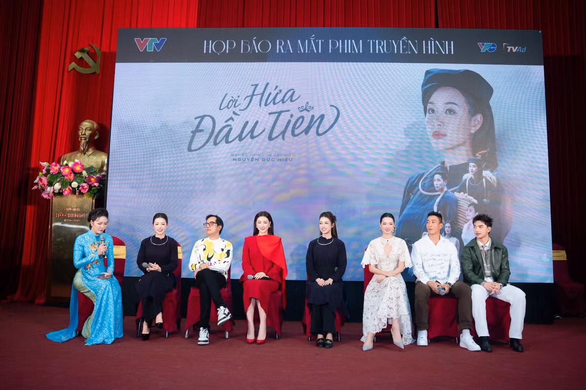 Trình Mỹ Duyên (thứ 5 bên trái) góp mặt trong buổi giới thiệu phim truyền hình Lời hứa đầu tiên.