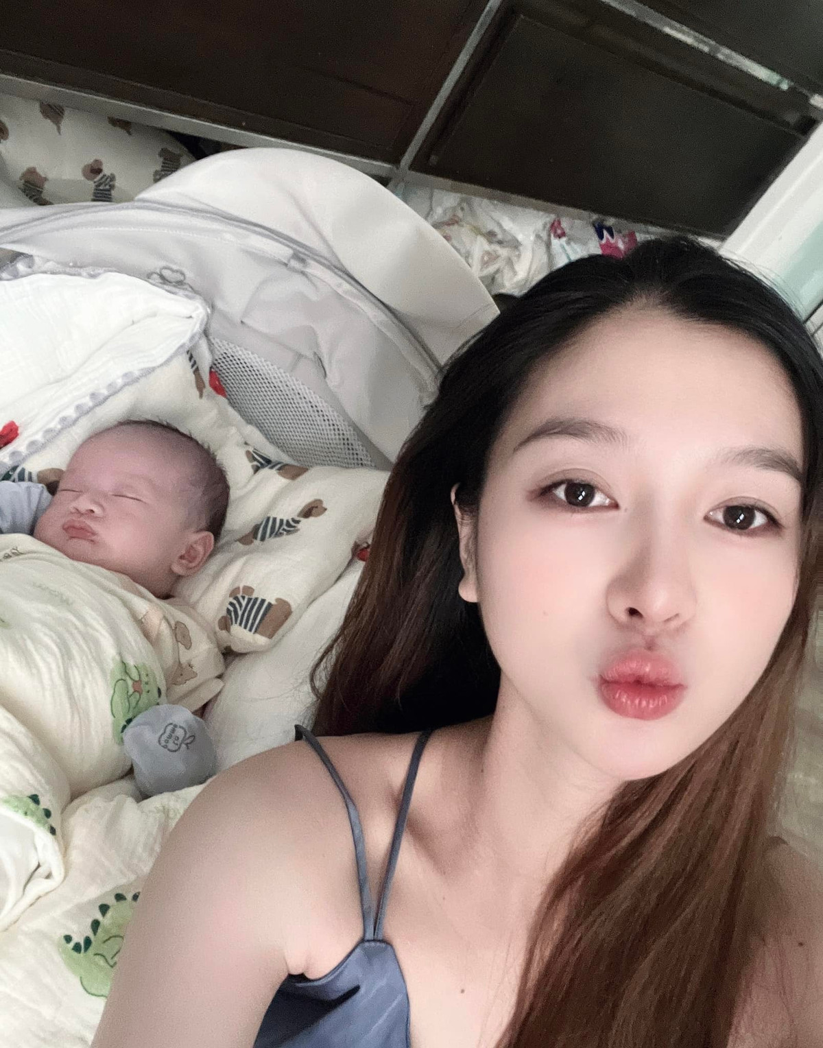 Khi mới kết hôn, nữ người mẫu sinh năm 2000 tạm rời sàn catwalk. Sau ít tháng sinh con, cô trở lại sàn diễn.