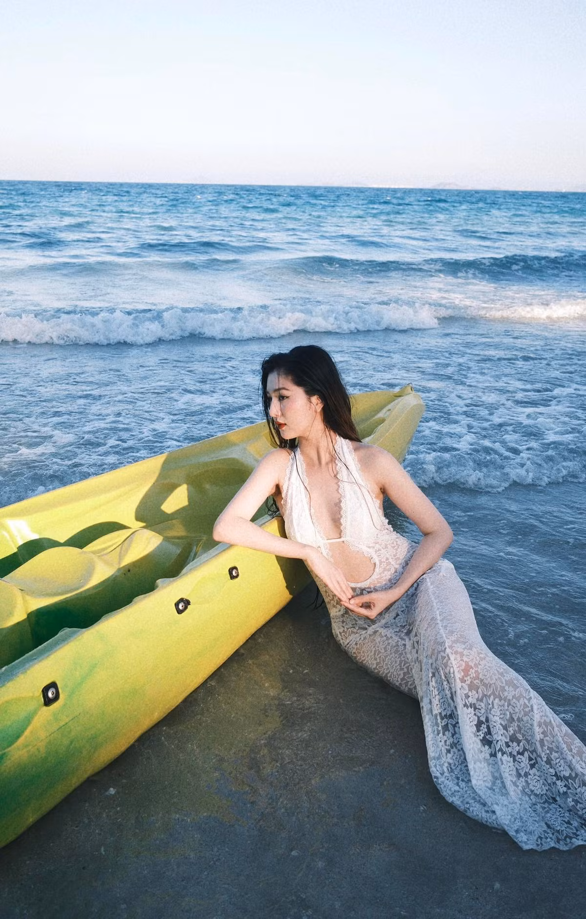 Tuệ Như tự tin khoe đường cong nuột nà với trang phục xuyên thấu khi đi biển.