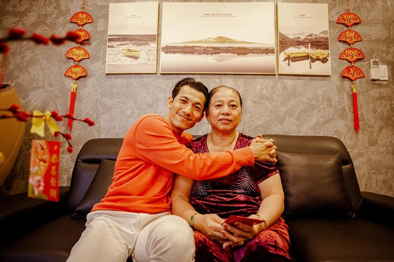 Liên Bỉnh Phát bồi hồi nhớ lại ký ức Tết tuổi thơ gắn liền với những lần hiếm hoi được ba mẹ đưa đi chụp ảnh gia đình. Theo anh, mỗi sáng mùng 1 Tết, anh em lại dậy từ sớm, ăn mặc chỉnh tề để đến tiệm chụp hình, tạo nên kỷ niệm đáng nhớ. Ảnh: Pháp Luật TP HCM.