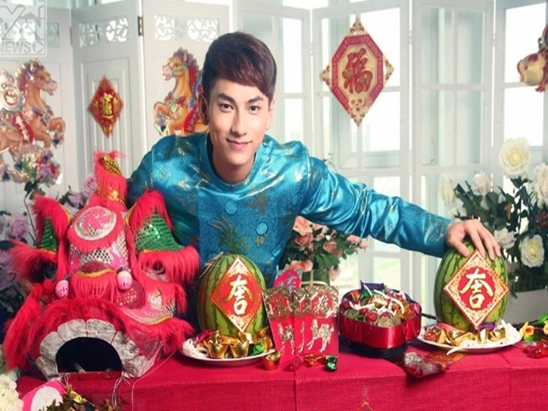 Ca sĩ Isaac cho biết, kỷ niệm Tết đáng nhớ nhất của anh gắn liền với tiệm cắt tóc nhỏ của mẹ. Mỗi dịp giáp Tết, khi khách đến đông, anh luôn phụ mẹ quét dọn để kịp đón Giao thừa trong không gian gọn gàng, sạch sẽ. Ảnh: VOV.