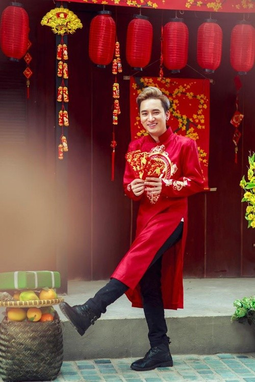 Nhạc sĩ, ca sĩ Phan Mạnh Quỳnh bồi hồi nhớ về Tết tuổi thơ gắn liền với những niềm vui giản dị như nước ngọt, bánh phồng tôm, mứt dừa, bong bóng con thỏ. Với anh, ký ức Tết thời tiểu học không chỉ là quà bánh mà còn là không khí sum vầy, cái lạnh đặc trưng ngày cuối năm và cảm giác háo hức khó quên mỗi độ xuân về. Ảnh: Tiền Phong.