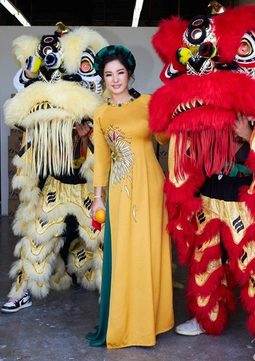 Sau này khi nổi tiếng, Thúy Nga vẫn giữ thói quen truyền thống, nhất là đi chùa lễ mỗi mùng 1 với mong ước một năm mới an lành, hạnh phúc. Ảnh: Người Đưa Tin.