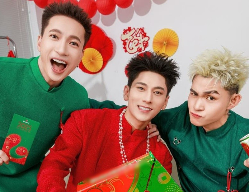 Chia sẻ trên VOV, Isaac cho biết Tết là khoảng thời gian hiếm hoi để trở về quê, sum họp bên gia đình sau một năm làm việc vất vả. Với nam ca sĩ, giá trị của Tết nằm ở những điều giản dị như cùng ăn bữa cơm chung, dọn dẹp nhà cửa, trang trí và chuẩn bị Tết cùng người thân, thay vì chỉ về nhà nằm ngủ, xem tivi, cầm điện thoại chơi. Ảnh: FB Isaac.