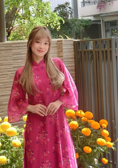 Hoàng Yến Chibi chia sẻ trên Tiền Phong, kỷ niệm Tết khó quên nhất với cô chính là cả gia đình cùng ngồi lên chiếc xe nhỏ xíu đi khắp nơi để chúc Tết họ hàng và bạn bè. Hoàng Yến Chibi cho biết cô luôn trân trọng và xem đó là kỷ niệm đáng nhớ nhất về gia đình mình bởi vì bây giờ có muốn thì cũng rất khó để quay trở lại. Ảnh: FB Hoàng Yến Chibi.